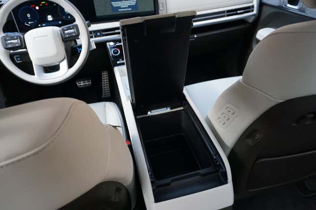Bild zum Artikel mit dem Titel „Der Hyundai Santa Fe 2024 fühlt sich größer und kastenförmiger an.“